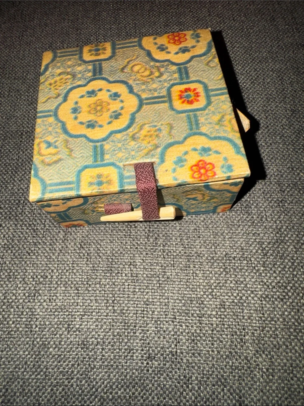 VTG Chinese Reverse Painted Inside Glass Snuff Bottle w/ Silk Brocade Box & Stan
